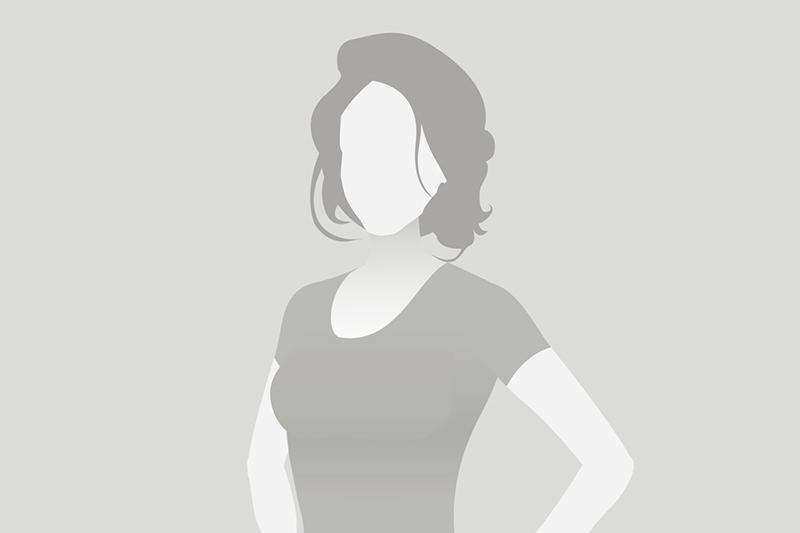 Graue Silhouette einer Frau in einem T-Shirt, vor neutralem Hintergrund, ohne erkennbare Gesichtszüge.