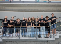 v.l.n.r. Rapheal Neubauer, Joris Jehle, Kai Duong, Stefan Louts-Häußler, Paul Heth, Johannes Alferi, Johanna Marie Schmitt, Mira Helget, Emma Heneka, Annika Kreideweis, Nevio Knebel, Lina Winkler, Julian Haubrich, Ken Kien Duong, Leo Leverkus