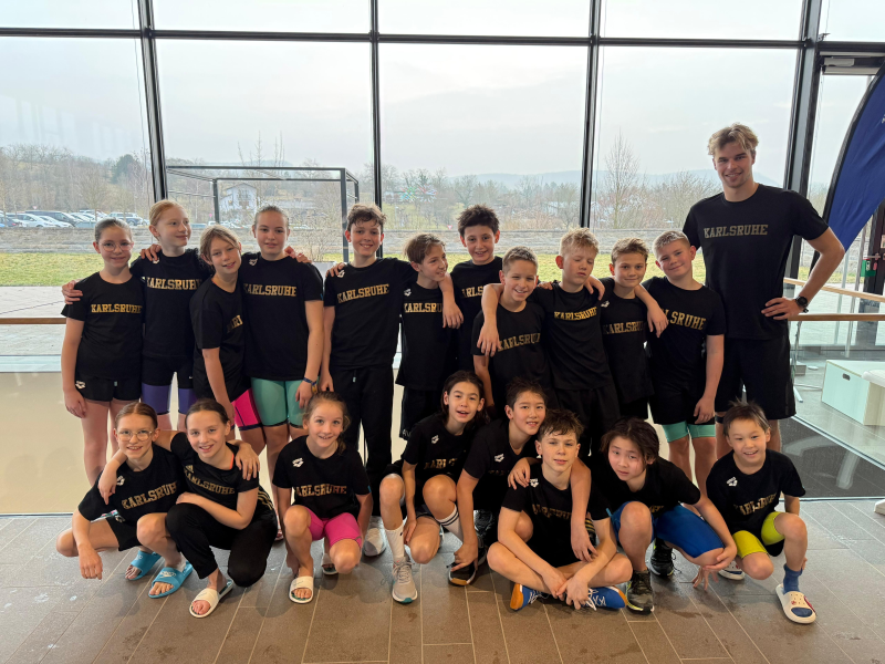 Vordere Reihe vlnr: Lucy Stripf, Elisabeth Weible, Anna Kreickemeier, Vinzenz Lehle, Raphael Neubauer, Paul Heth, Kai Duong, Matthias Jiang Hintere Reihe vlnr: Malou Schrep, Lovis Schönbeck, Valerie Bingenheimer-Zimmermann,  Karina-Maria Ionescu, Maximilian Bachmann, Andri Vavrysh, Bugra Serinkaya, Maximilian Prinz, Manuel Pilz, Moritz Lüdke, Philipp Schäfer, Erik Edelmann (Trainer)