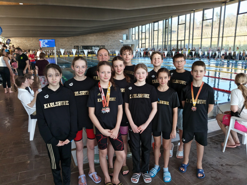 Hintere Reihe vlnr: Ines Weis, Smilla Mathilda Schönbeck, Mia Rogosch, Erdem Ermemis,  Nevio Knebel, Elias Jiang Vordere Reihe vlnr: Mara Schwab, Emma Heneka, Liva Feix, Sophia Prinz, Bogdan Aslau