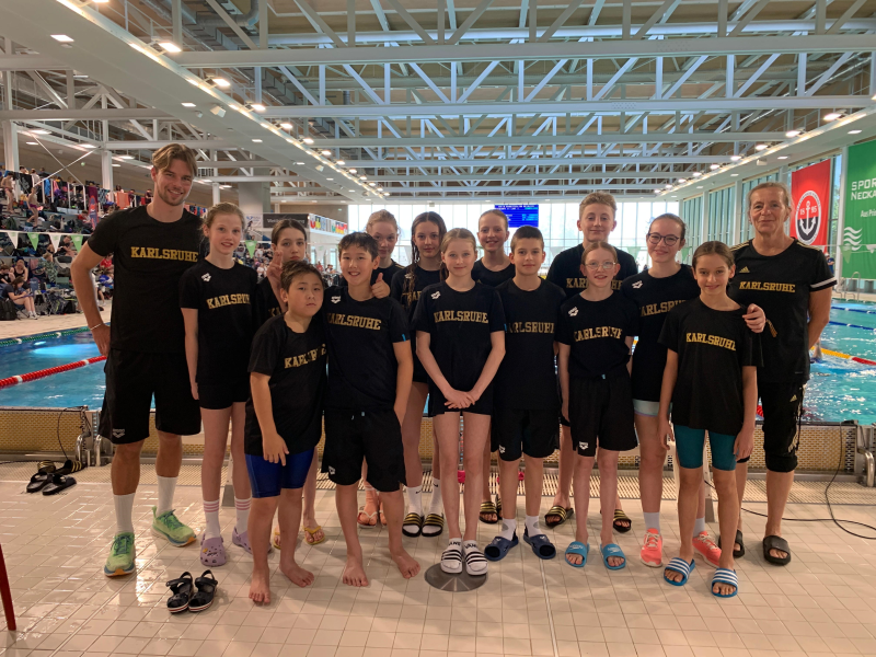 v.l.n.r. Erik Edelmann, Luise Kreickemeier, Ines Weis, Kai Duong, Raphael Neubauer, Grace Navratil, Emma Heneka, Liva Feix, Mara Schwab, Bogdan Aslau, Karl Thomé, Lucy Stripf, Karina-Maria Ionescu, Sophia Prinz und Tanja Helget